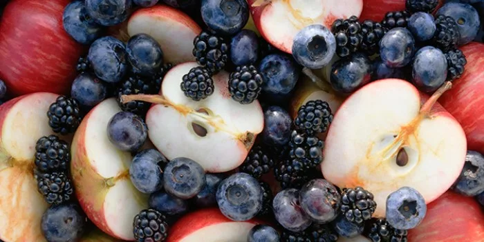 Comer manzanas o moras reduce el riesgo de desarrollar fragilidad