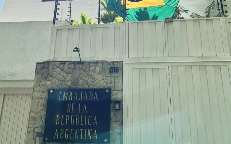 Embajador de Brasil asegura que Maduro no «invadirá» Embajada argentina en Caracas