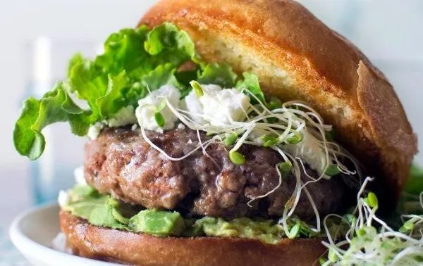 Hamburguesa de cordero con queso de cabra, un toque elegante