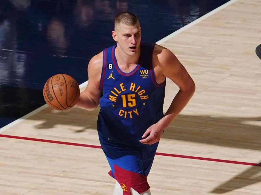 Jokic se bajó con triple-doble en el triunfo de Nuggets