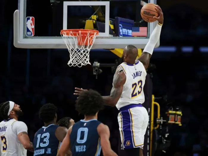 Lakers gana en regreso de LeBron