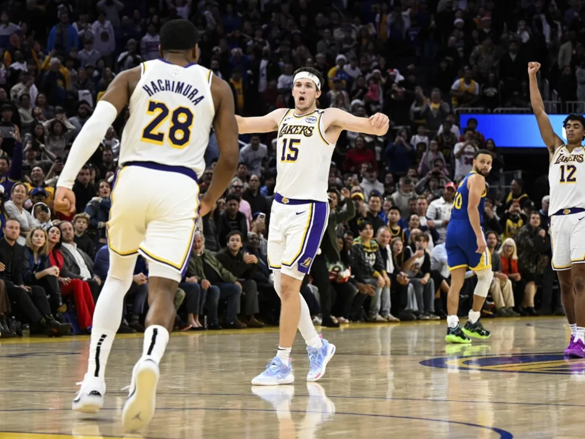 Lakers ganan con camasta en el último segundo