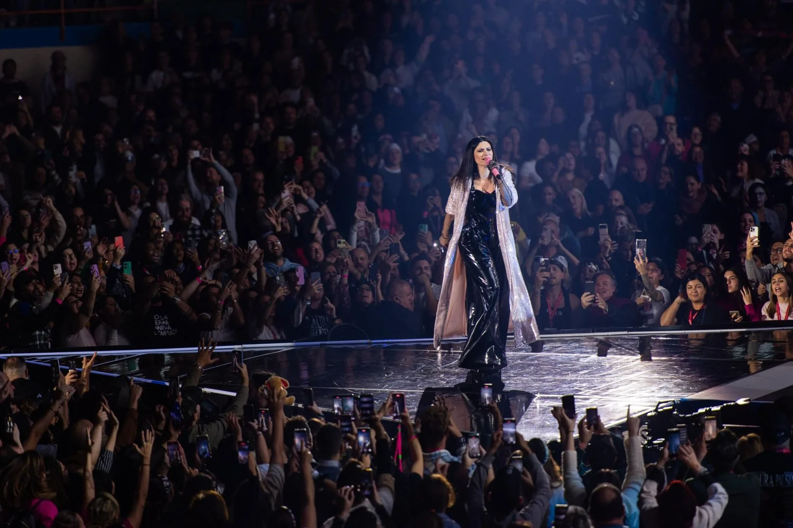 Laura Pausini sufre caída durante concierto en Milán, Italia