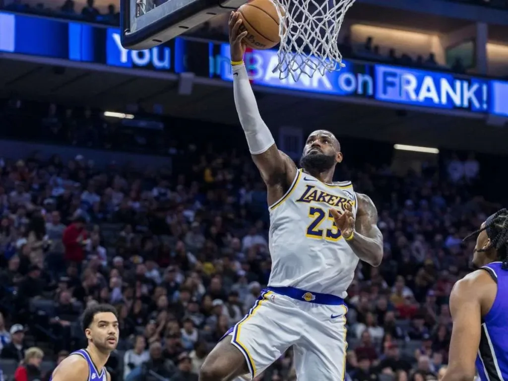 LeBron James fue el verdadero ‘King’ contra Sacramento