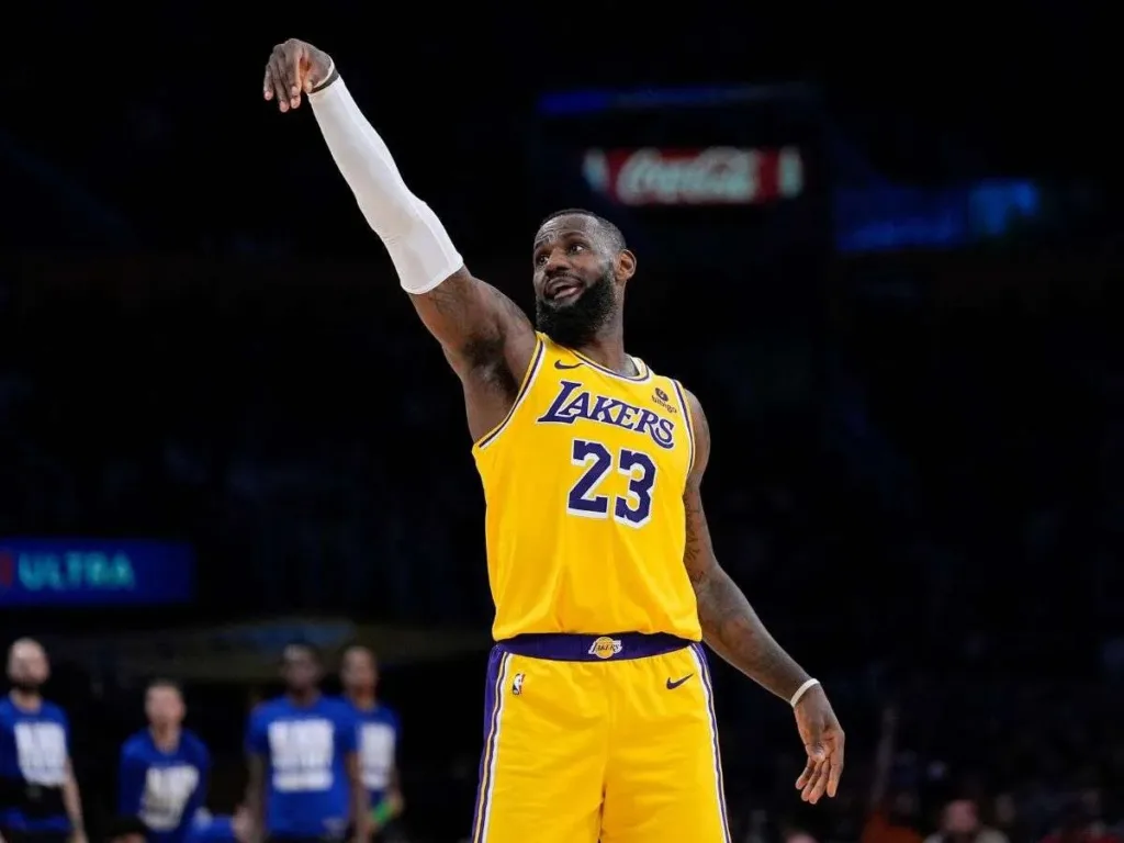 LeBron llega a los 41.100 e implanta nueva marca