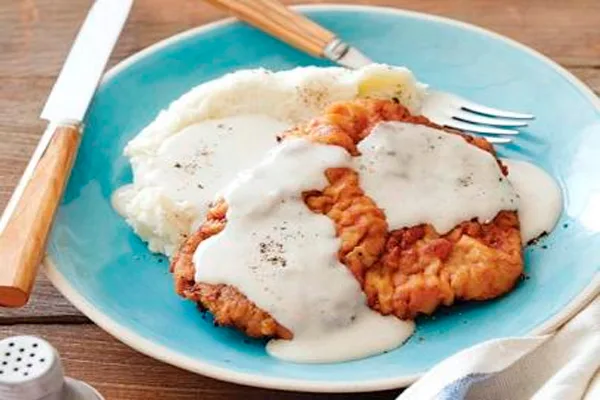 Milanesas de pollo con salsa blanca. ¿Con que las acompañarías?