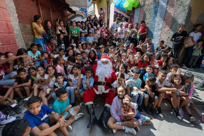 Periodistas entregaron 815 juguetes a niños y niñas de la Cota 905 y Filas de Mariche, en Caracas