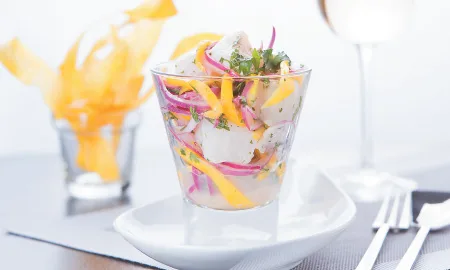 Shots de Ceviche con mango y chips de plátano