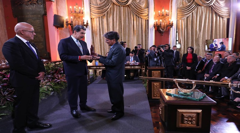 Maduro entrega Premio Nacional de Historia 2025