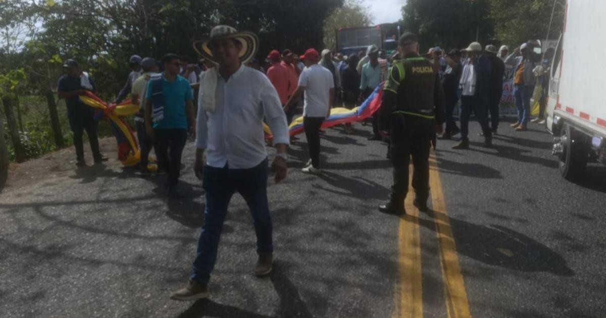 Arroceros bloquearon la vía que conecta Antioquia