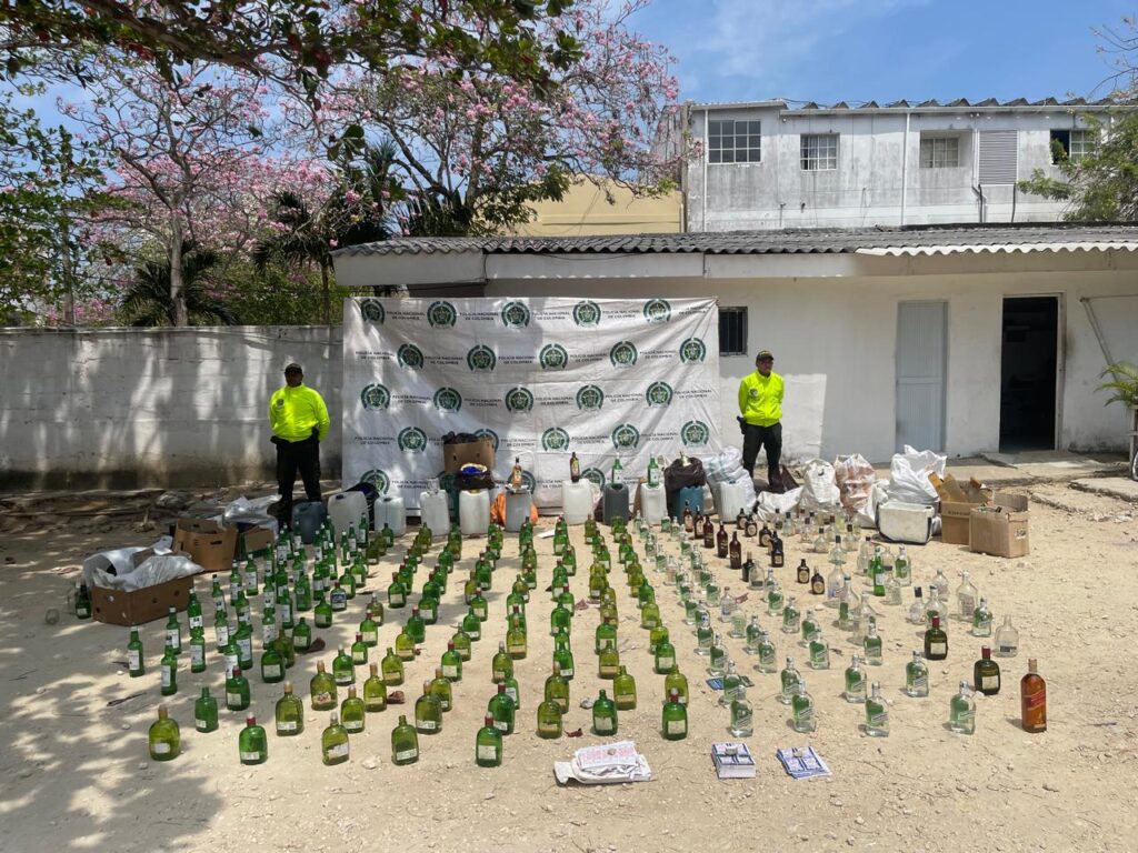 Confiscaron más de 200 botellas de botellas falsificadas