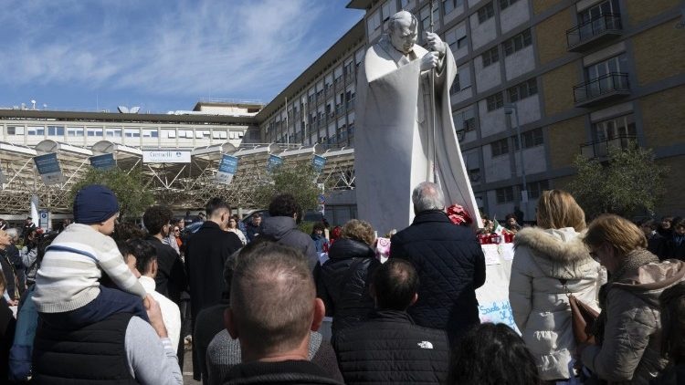 El Papa Francisco muestra signos de mejora después de cuatro semanas de hospitalización