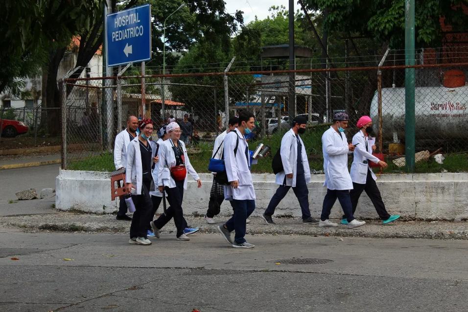 Médicos venezolanos vencen obstáculos en la salud para servir con méritos