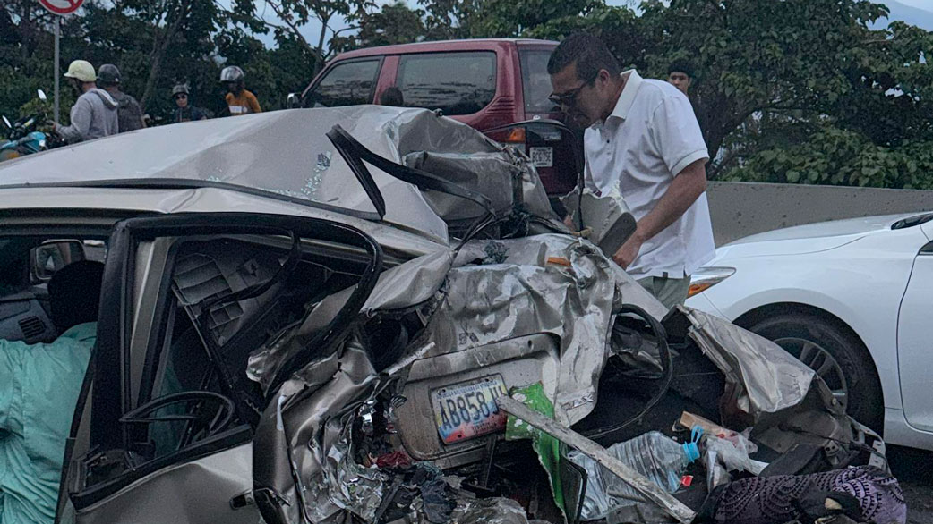 Usuarios reportaron aparatoso accidente en la autopista Prados del Este